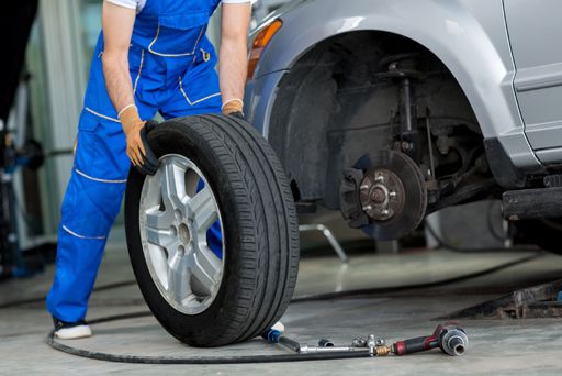 Carrocerías Martínez De Marigorta S.a. parte de una persona reparando un auto